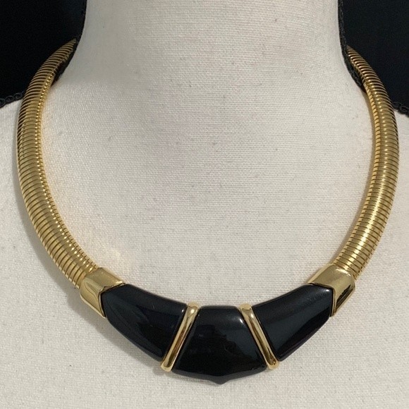 Monet Jewelry - Vintage Monet Gold Tone Necklace